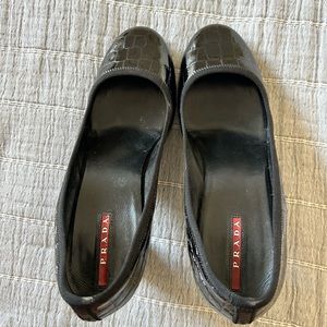Prada pumps classic and elegant not worn